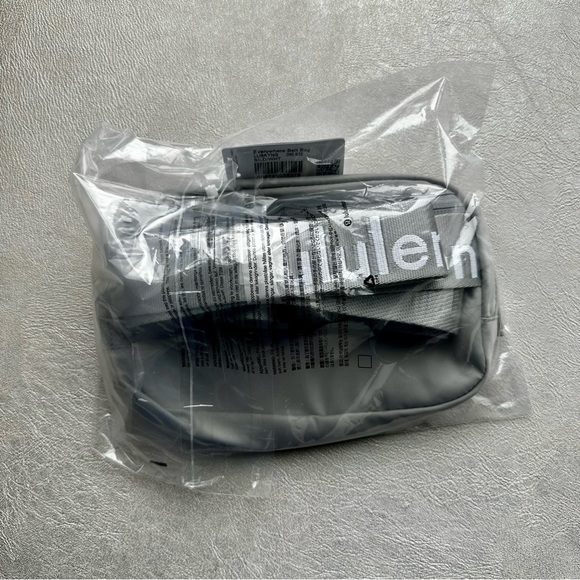 Lululemon Everywhere Belt Bag 1L Silver Drop/White Brand New - Picture 9 of 16